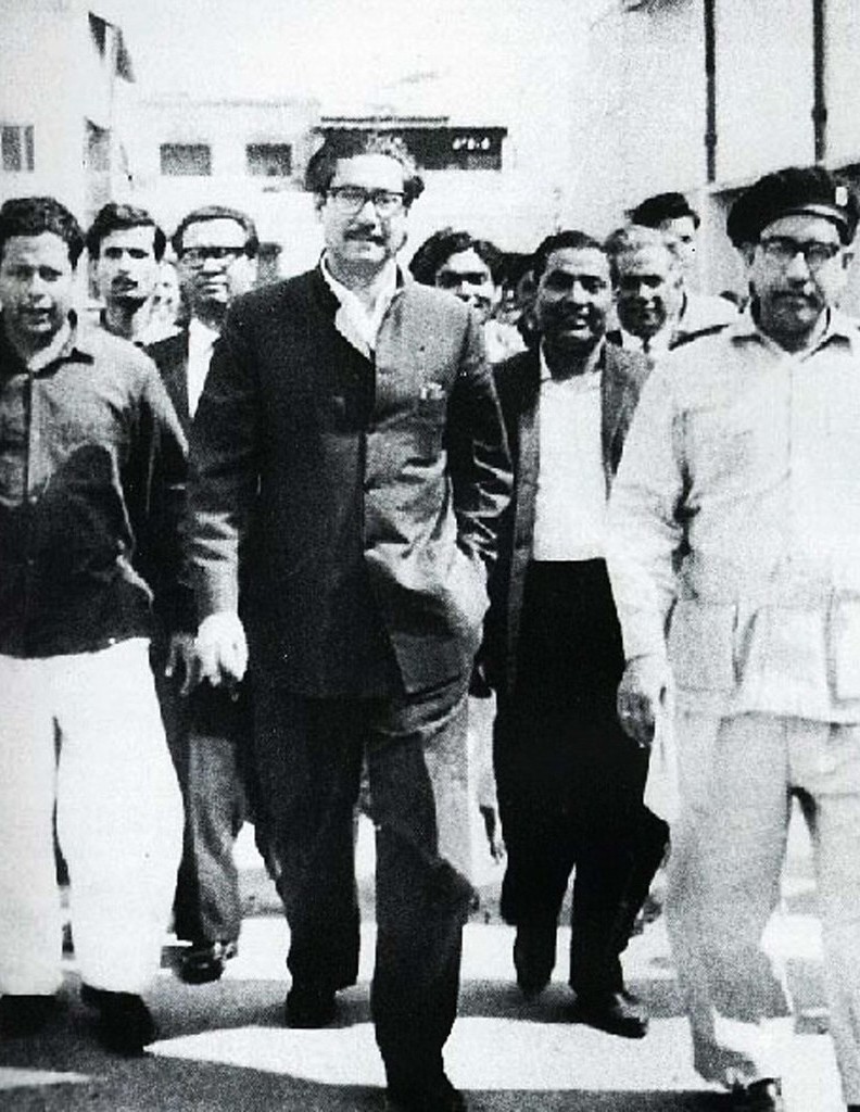 Sheikh Mujib being excorted for the trial