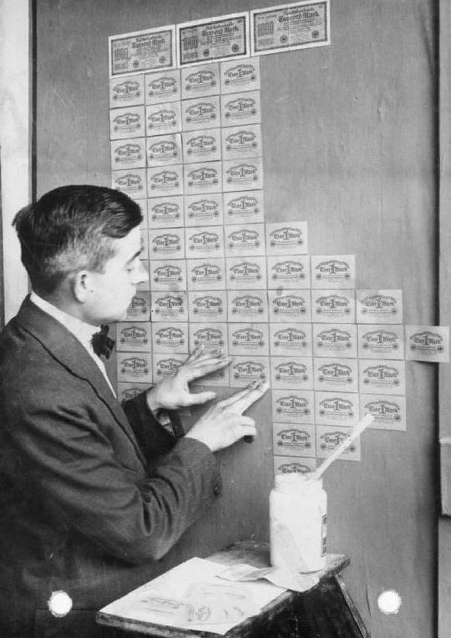 German Professor sticks notes onto the walls in 1923
