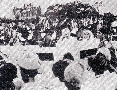 Quaid-e-Azam, Muhammad Ali Jinnah, arriving at State Bank, Karachi on 1st July 1948 for the inauguration ceremony along with his sister Fatima Jinnah. He exclusively travelled from Balochistan for the occassion.