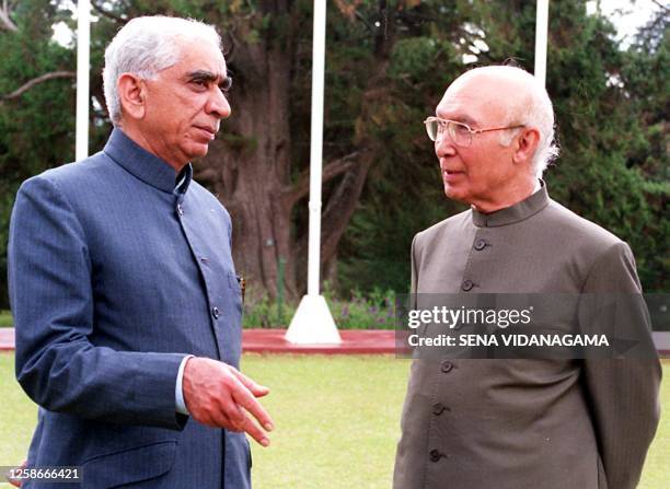 Sartaj Aziz with Jaswant Singh in Sri Lanka